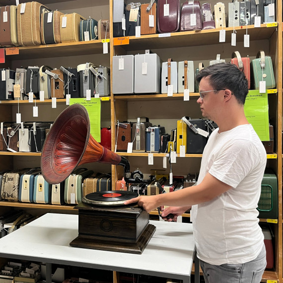 Leonhard Ley bedient ein Grammophon im Depot.