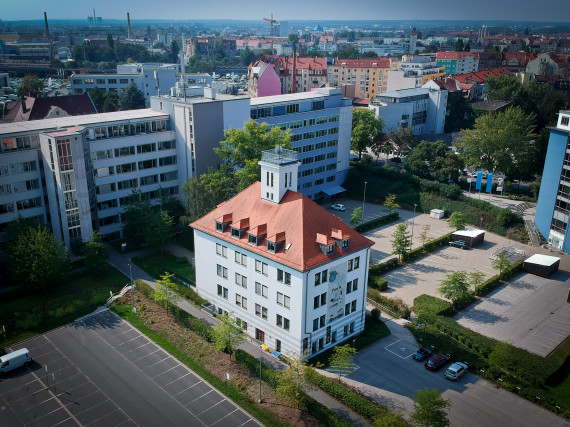 Drohnenaufnahme Uferstadt Fürth mit Rundfunkmuseum in der Mitte. 